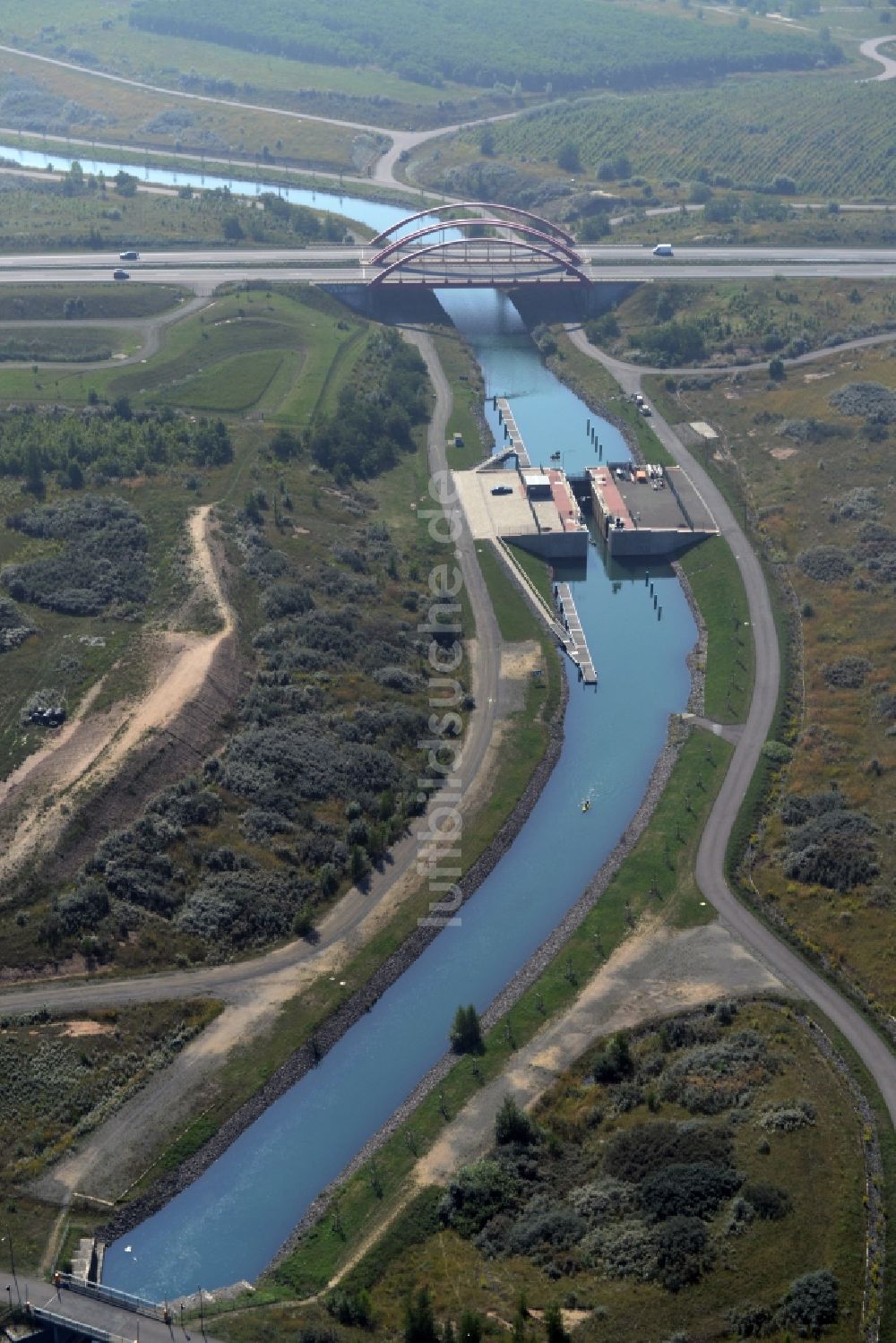 Markkleeberg aus der Vogelperspektive: Schleusenanlagen am Ufer der Wasserstraße des Verbindungskanal Auenhainer Bucht des Markkleeberger See in Markkleeberg im Bundesland Sachsen