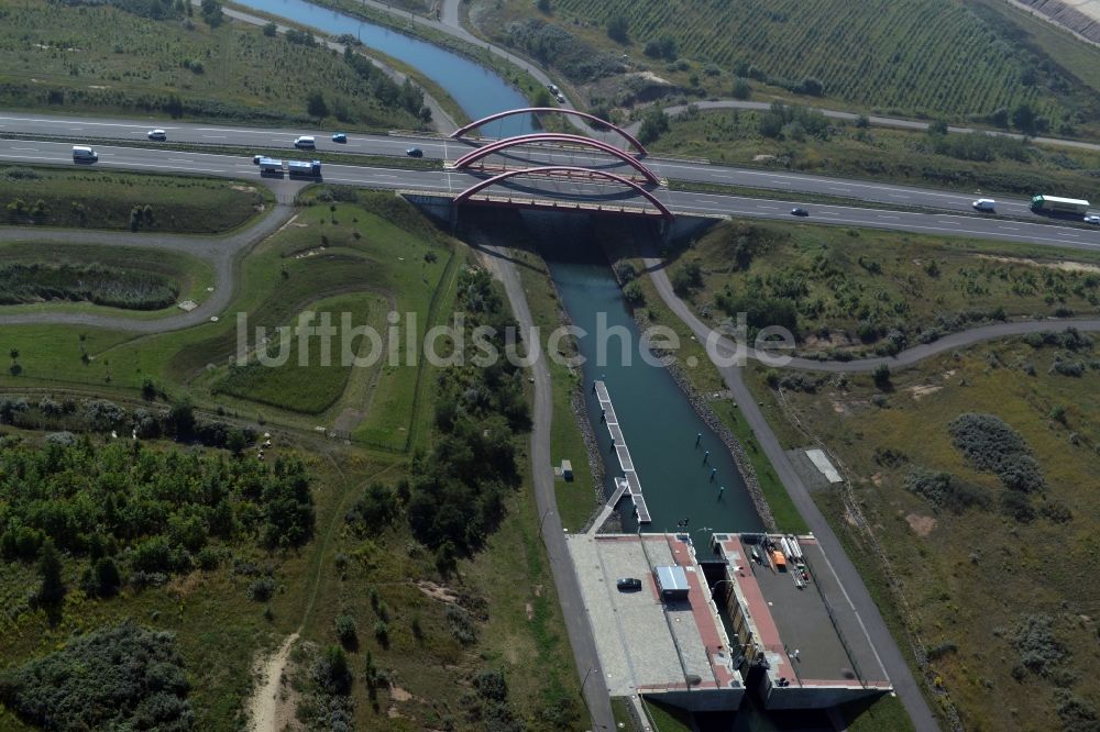 Luftaufnahme Markkleeberg - Schleusenanlagen am Ufer der Wasserstraße des Verbindungskanal Auenhainer Bucht des Markkleeberger See in Markkleeberg im Bundesland Sachsen