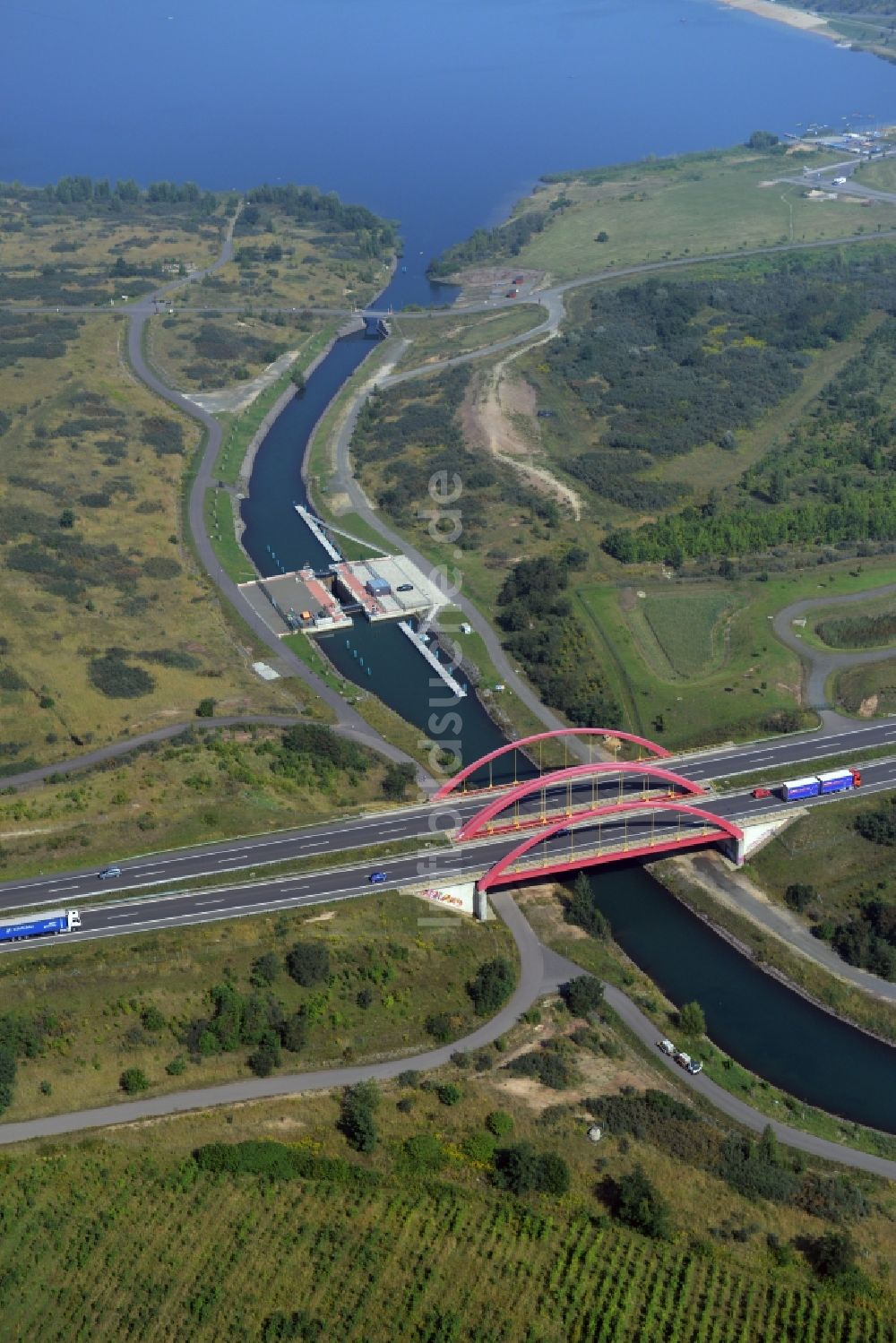 Luftaufnahme Markkleeberg - Schleusenanlagen am Ufer der Wasserstraße des Verbindungskanal Auenhainer Bucht des Markkleeberger See in Markkleeberg im Bundesland Sachsen