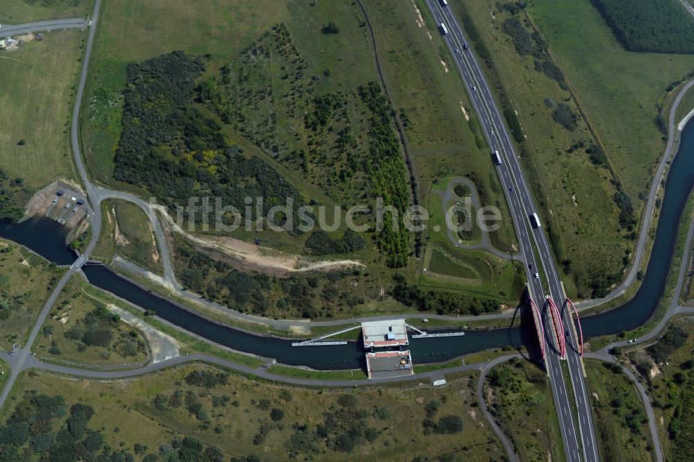 Luftaufnahme Markkleeberg - Schleusenanlagen am Ufer der Wasserstraße des Verbindungskanal Auenhainer Bucht des Markkleeberger See in Markkleeberg im Bundesland Sachsen