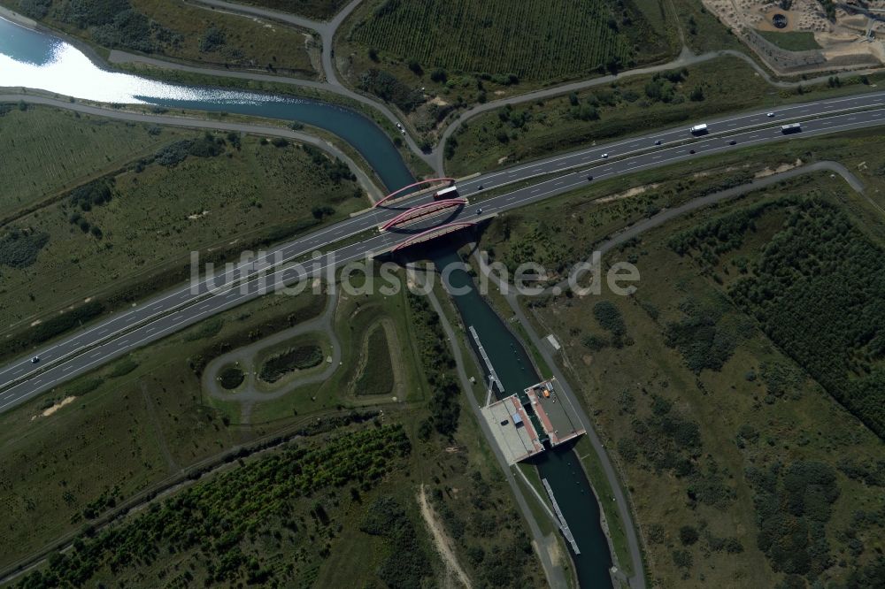 Markkleeberg aus der Vogelperspektive: Schleusenanlagen am Ufer der Wasserstraße des Verbindungskanal Auenhainer Bucht des Markkleeberger See in Markkleeberg im Bundesland Sachsen