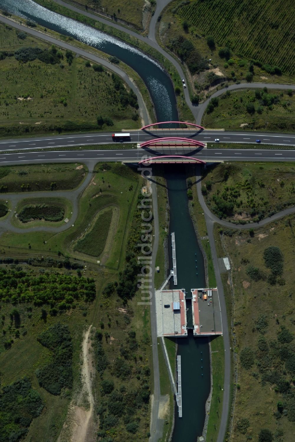 Luftaufnahme Markkleeberg - Schleusenanlagen am Ufer der Wasserstraße des Verbindungskanal Auenhainer Bucht des Markkleeberger See in Markkleeberg im Bundesland Sachsen