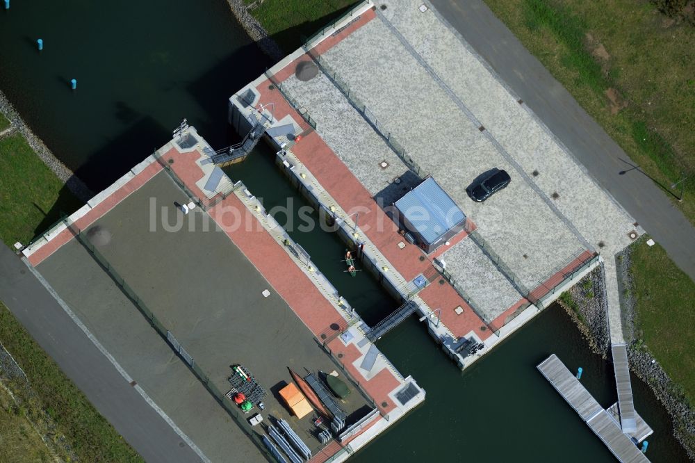 Markkleeberg aus der Vogelperspektive: Schleusenanlagen am Ufer der Wasserstraße des Verbindungskanal Auenhainer Bucht des Markkleeberger See in Markkleeberg im Bundesland Sachsen