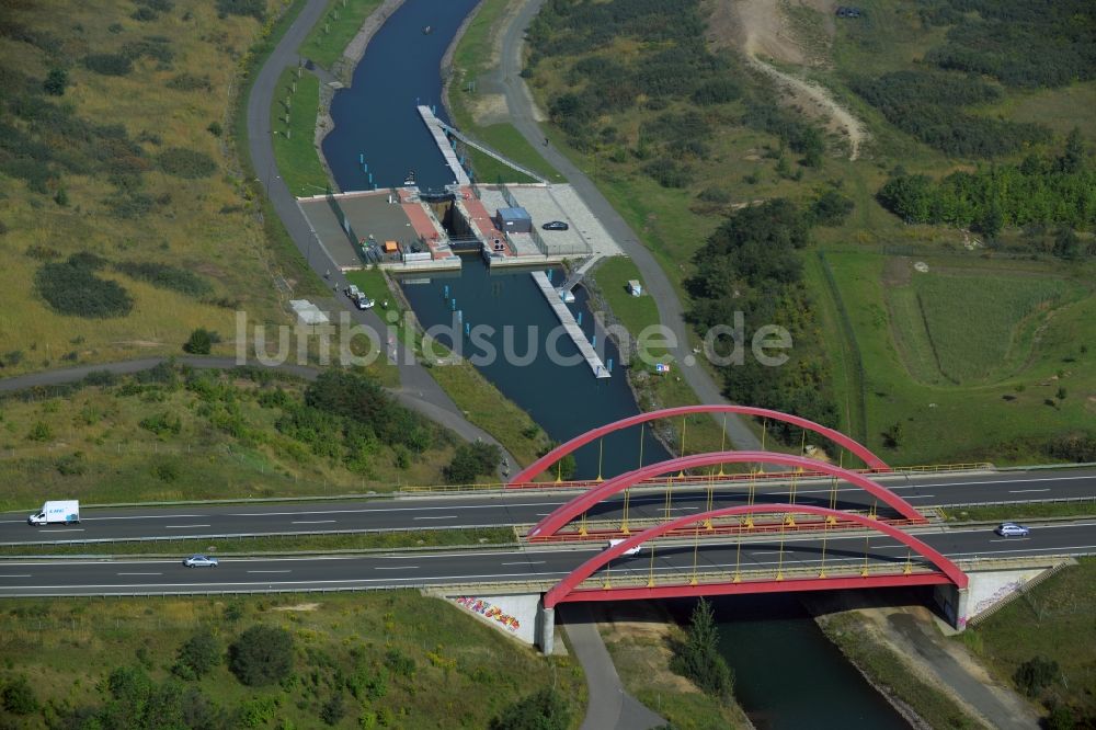 Luftaufnahme Markkleeberg - Schleusenanlagen am Ufer der Wasserstraße des Verbindungskanal Auenhainer Bucht - Störmthaler See in Markkleeberg im Bundesland Sachsen