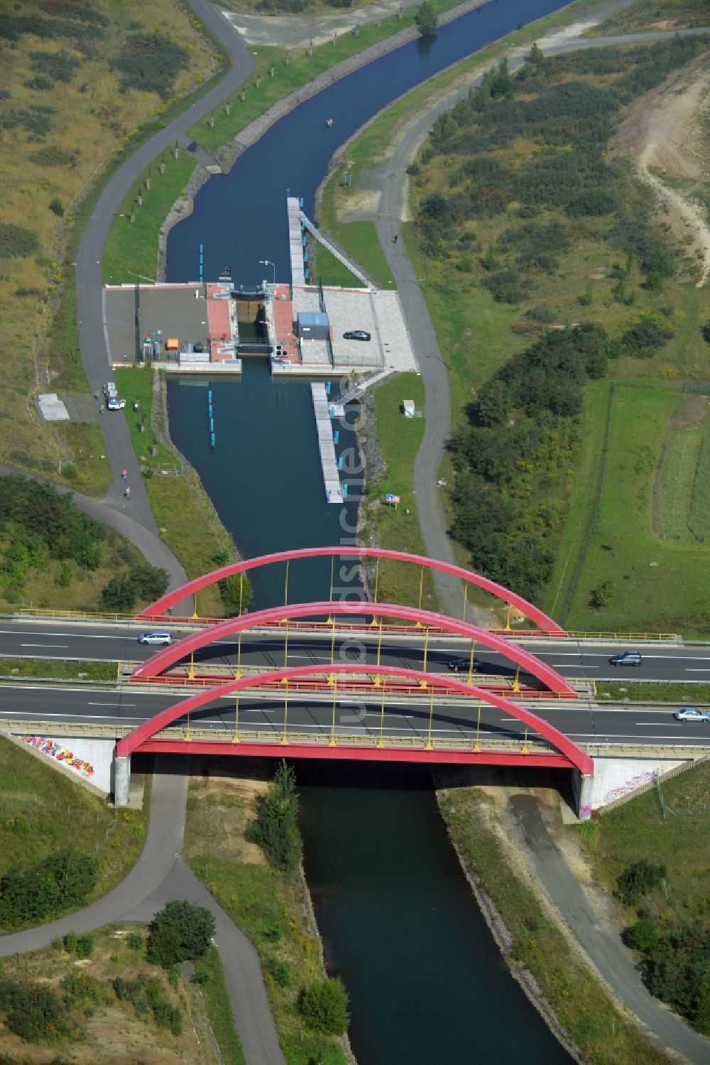 Markkleeberg von oben - Schleusenanlagen am Ufer der Wasserstraße des Verbindungskanal Auenhainer Bucht - Störmthaler See in Markkleeberg im Bundesland Sachsen