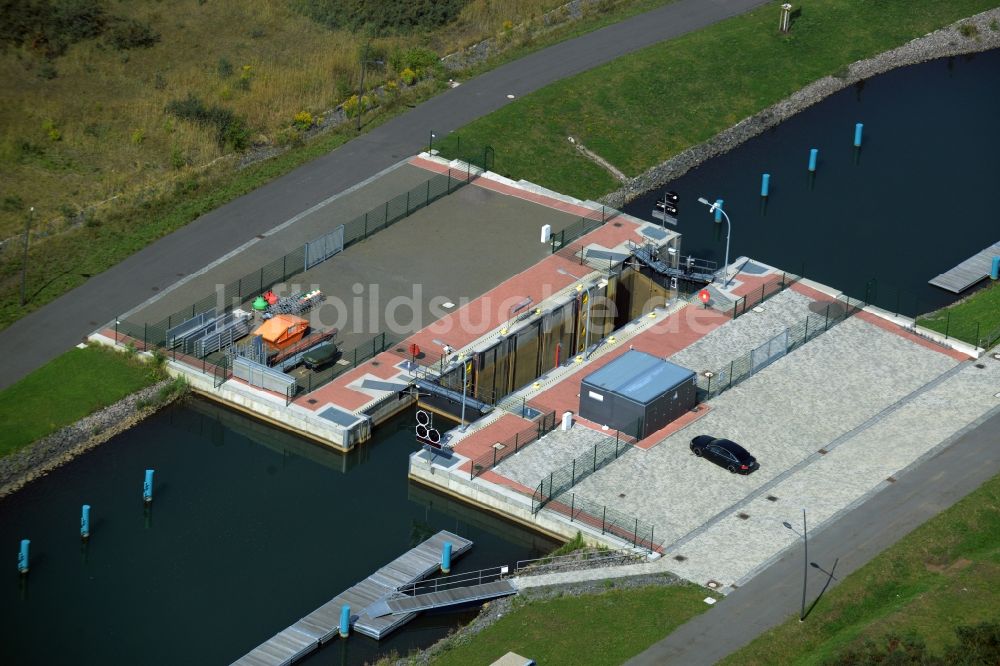 Markkleeberg aus der Vogelperspektive: Schleusenanlagen am Ufer der Wasserstraße des Verbindungskanal Auenhainer Bucht - Störmthaler See in Markkleeberg im Bundesland Sachsen