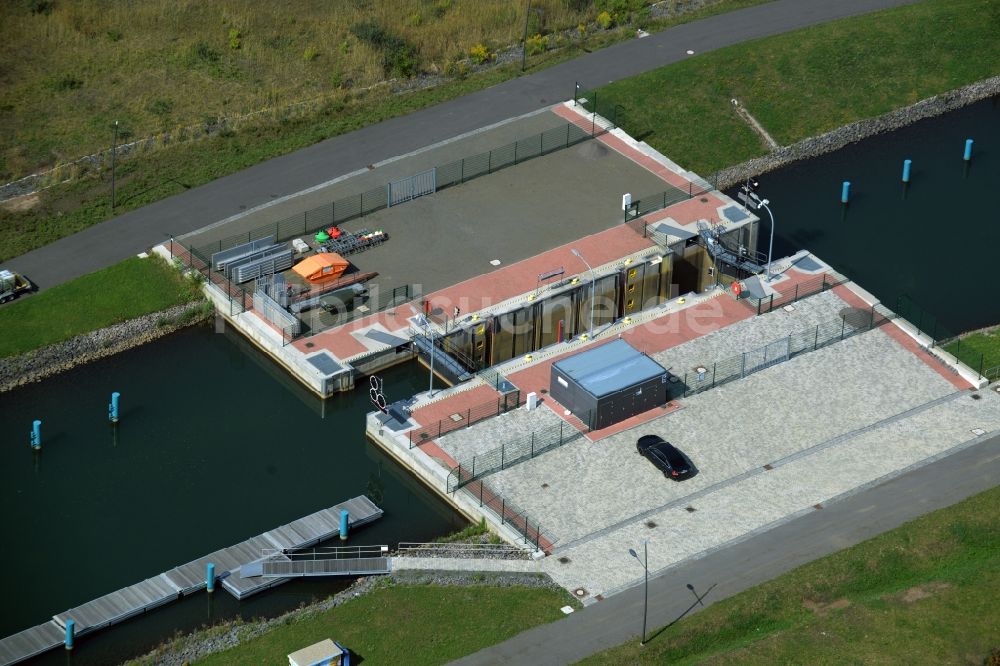 Markkleeberg von oben - Schleusenanlagen am Ufer der Wasserstraße des Verbindungskanal Auenhainer Bucht - Störmthaler See in Markkleeberg im Bundesland Sachsen