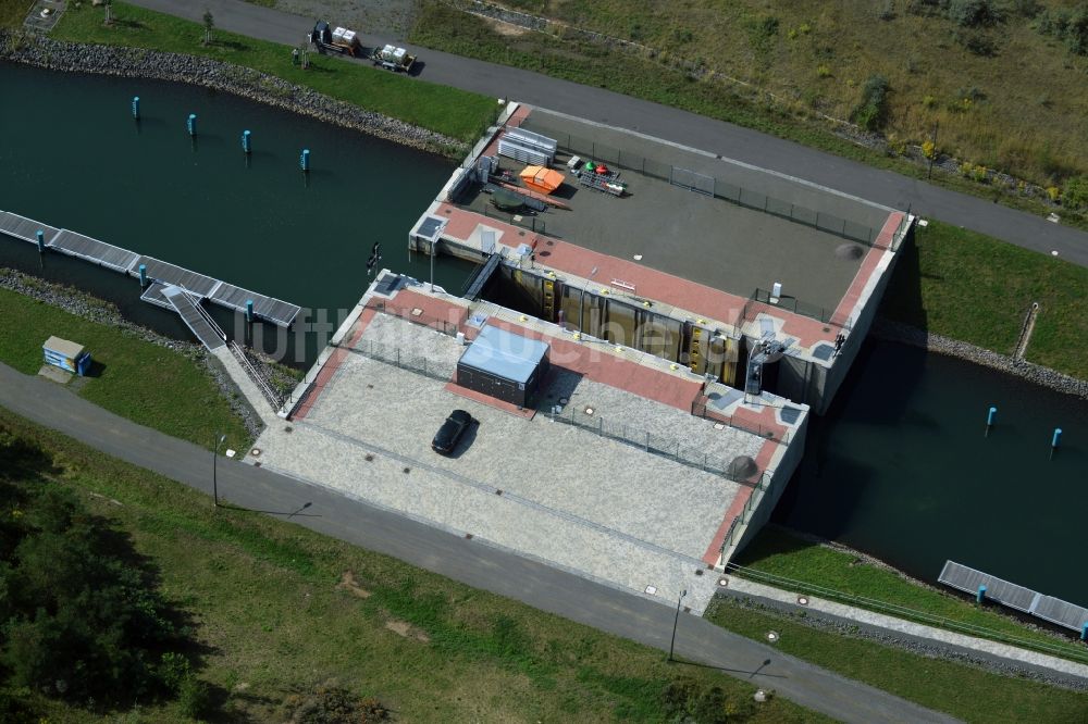 Luftaufnahme Markkleeberg - Schleusenanlagen am Ufer der Wasserstraße des Verbindungskanal Auenhainer Bucht - Störmthaler See in Markkleeberg im Bundesland Sachsen