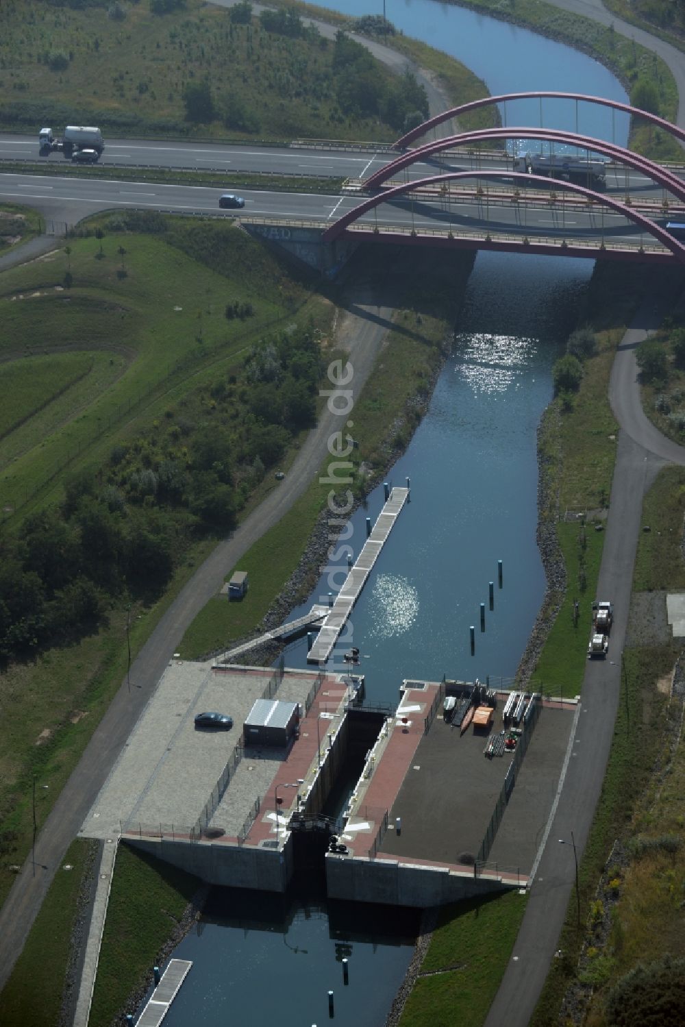 Markkleeberg von oben - Schleusenanlagen am Ufer der Wasserstraße des Verbindungskanal Auenhainer Bucht - Störmthaler See in Markkleeberg im Bundesland Sachsen