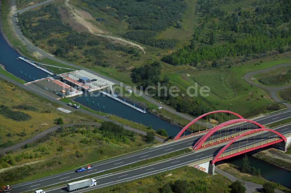 Markkleeberg aus der Vogelperspektive: Schleusenanlagen am Ufer der Wasserstraße des Verbindungskanal Auenhainer Bucht - Störmthaler See in Markkleeberg im Bundesland Sachsen