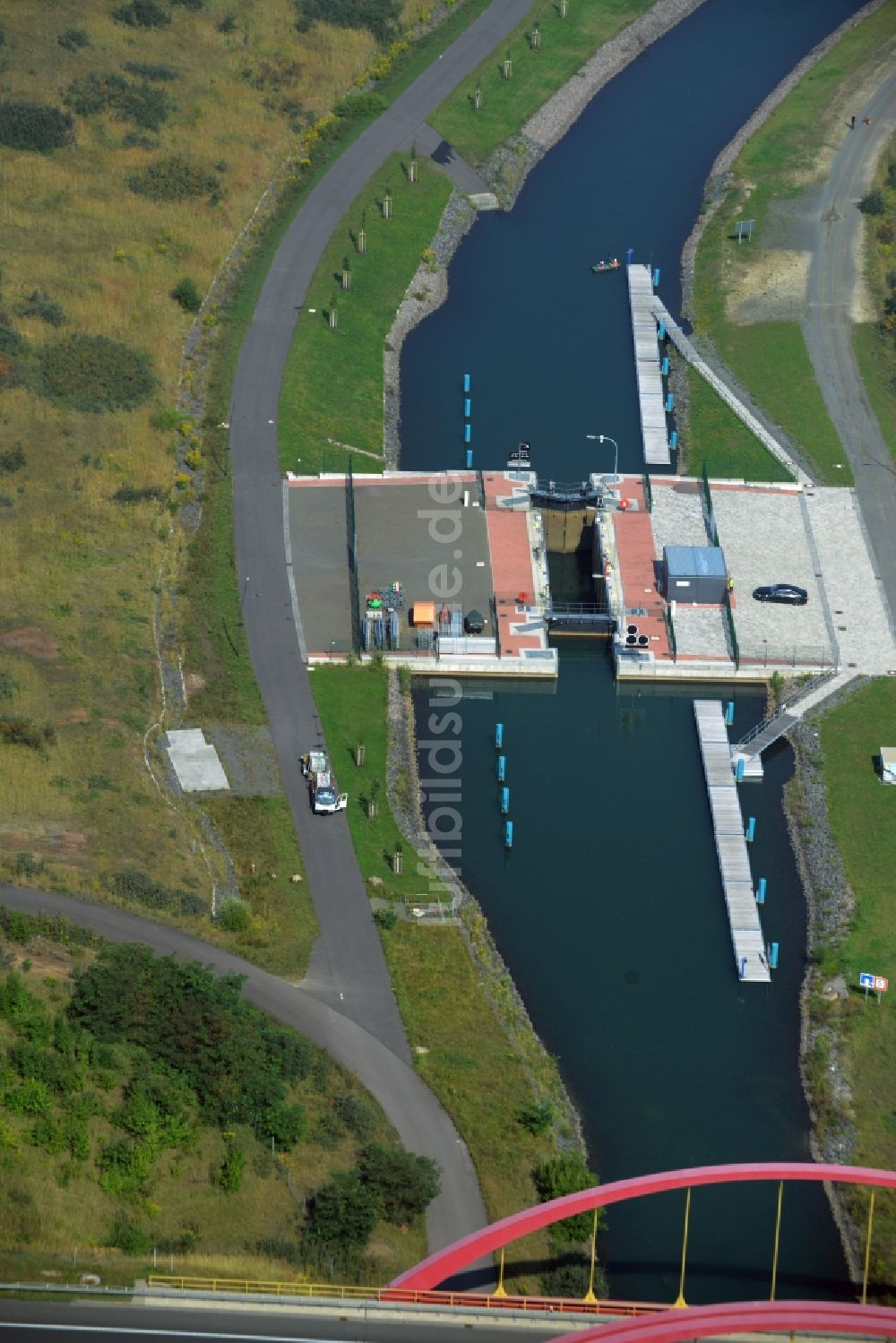 Luftaufnahme Markkleeberg - Schleusenanlagen am Ufer der Wasserstraße des Verbindungskanal Auenhainer Bucht - Störmthaler See in Markkleeberg im Bundesland Sachsen