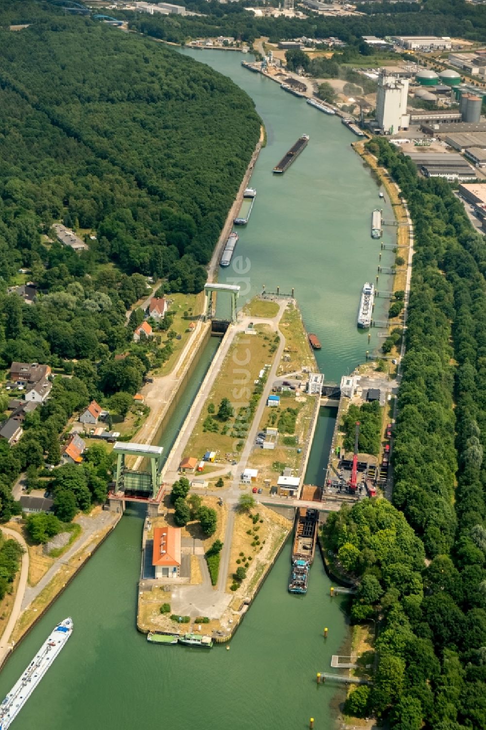 Luftaufnahme Dorsten - Schleusenanlagen am Ufer der Wasserstraße der WDK Wesel-Datteln-Kanal der WSV Wasserstraßen- und Schifffahrtsverwaltung des Bundes in Dorsten im Bundesland Nordrhein-Westfalen, Deutschland