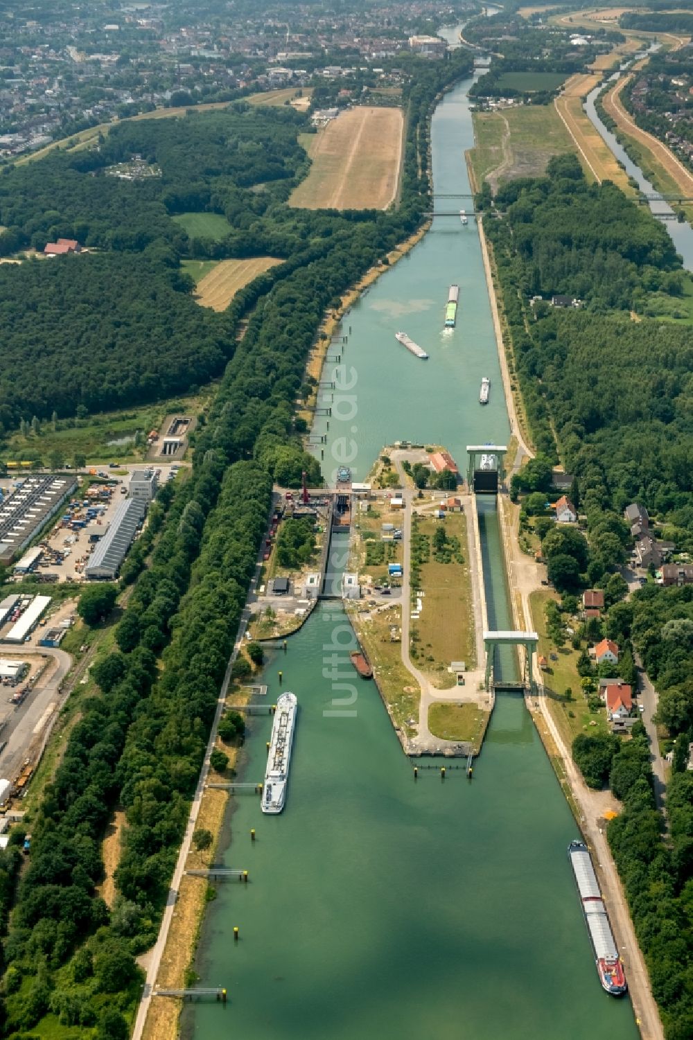 Dorsten von oben - Schleusenanlagen am Ufer der Wasserstraße der WDK Wesel-Datteln-Kanal der WSV Wasserstraßen- und Schifffahrtsverwaltung des Bundes in Dorsten im Bundesland Nordrhein-Westfalen, Deutschland