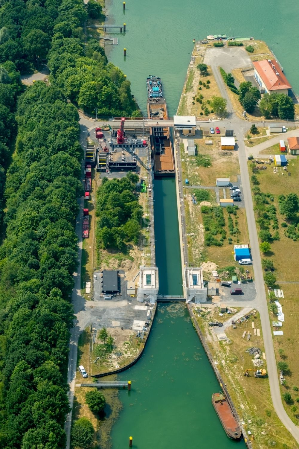 Dorsten aus der Vogelperspektive: Schleusenanlagen am Ufer der Wasserstraße der WDK Wesel-Datteln-Kanal der WSV Wasserstraßen- und Schifffahrtsverwaltung des Bundes in Dorsten im Bundesland Nordrhein-Westfalen, Deutschland