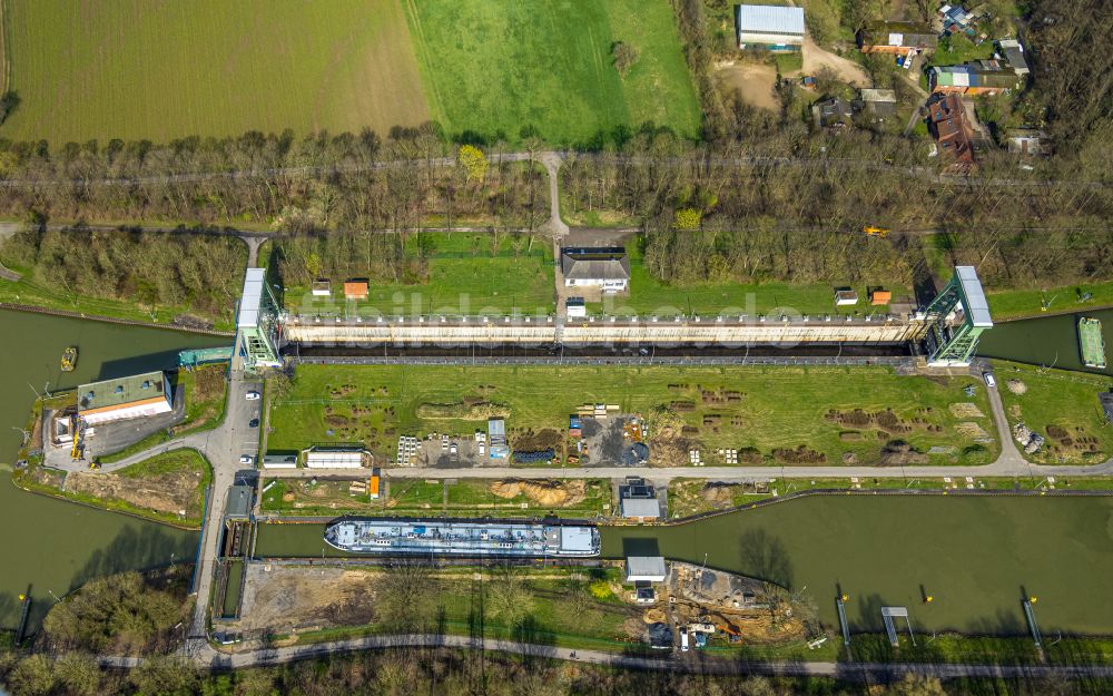 Luftaufnahme Hünxe - Schleusenanlagen am Ufer der Wasserstraße Wesel-Datteln-Kanal in Hünxe im Bundesland Nordrhein-Westfalen, Deutschland