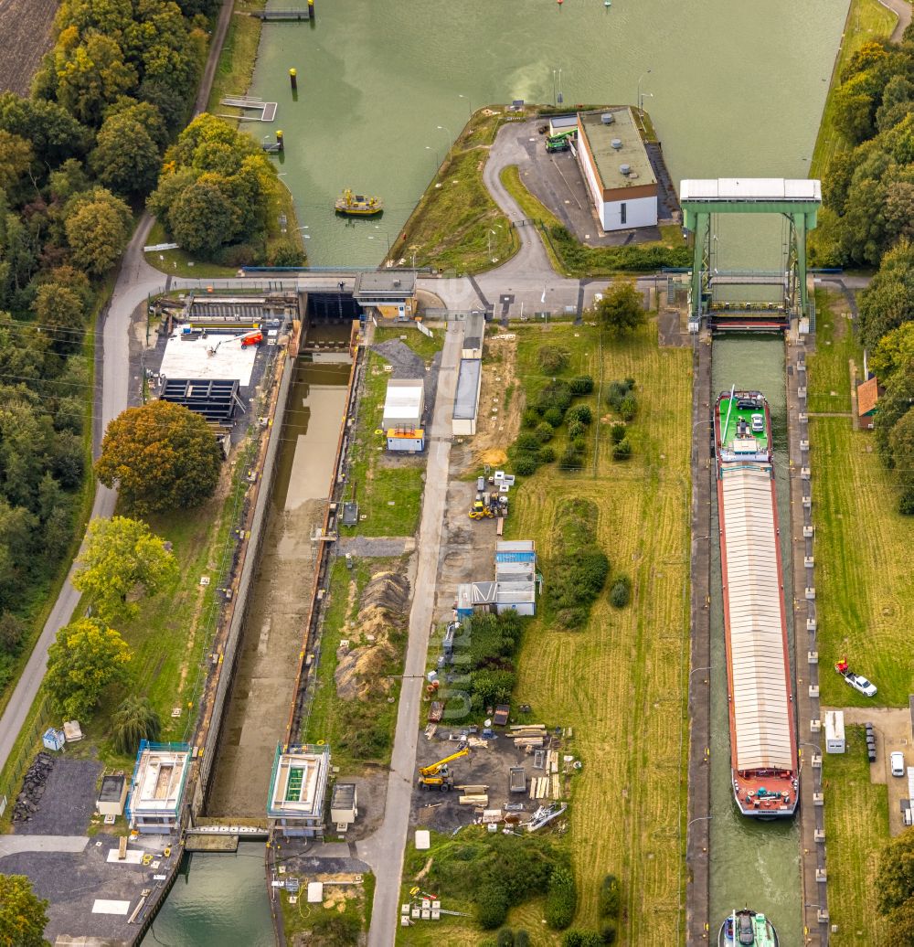 Luftaufnahme Hünxe - Schleusenanlagen am Ufer der Wasserstraße Wesel-Datteln-Kanal in Hünxe im Bundesland Nordrhein-Westfalen, Deutschland