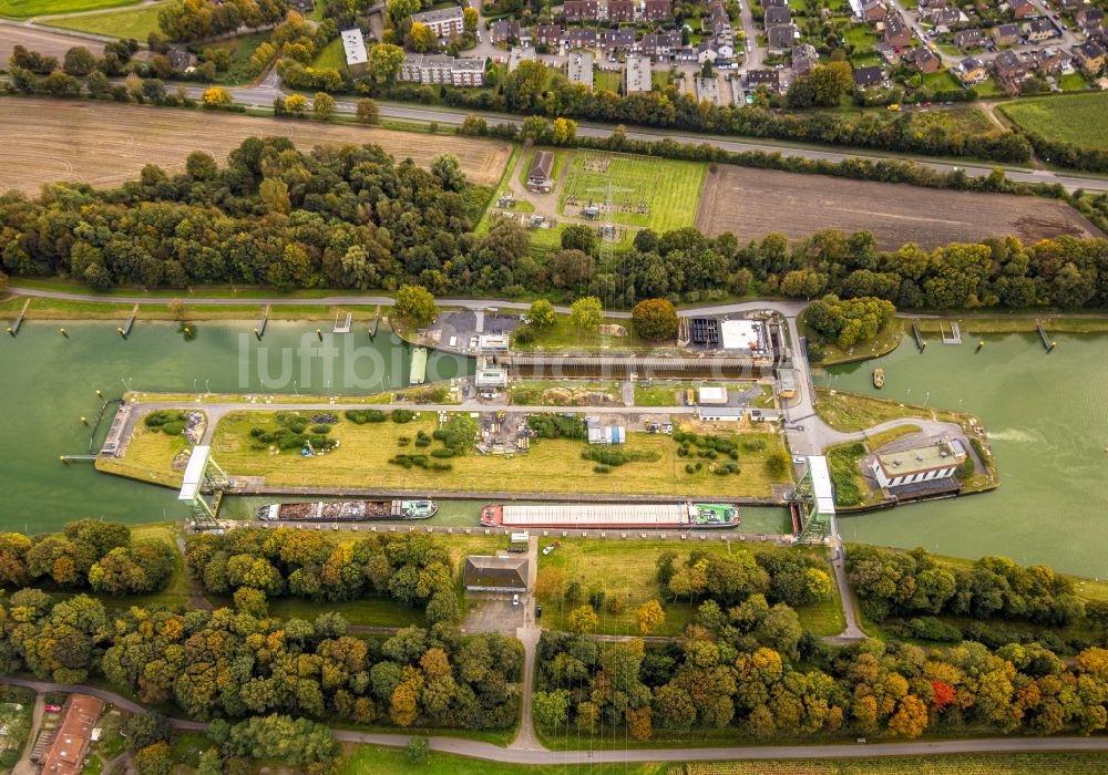 Hünxe von oben - Schleusenanlagen am Ufer der Wasserstraße Wesel-Datteln-Kanal in Hünxe im Bundesland Nordrhein-Westfalen, Deutschland