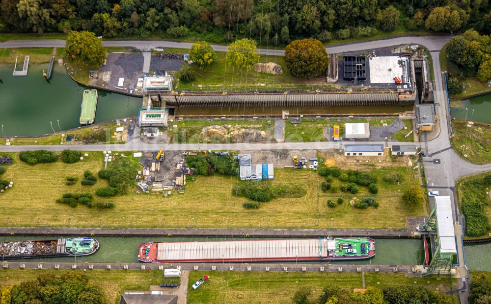 Hünxe aus der Vogelperspektive: Schleusenanlagen am Ufer der Wasserstraße Wesel-Datteln-Kanal in Hünxe im Bundesland Nordrhein-Westfalen, Deutschland