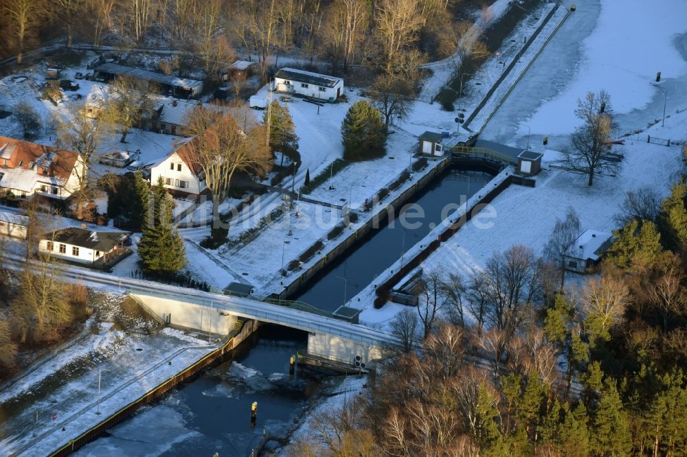 Schönwalde-Glien von oben - Schleusenanlagen am Ufer der Wasserstraße des winterlich mit Schnee und Eis bedeckten Havelkanal in Schönwalde-Glien im Bundesland Brandenburg