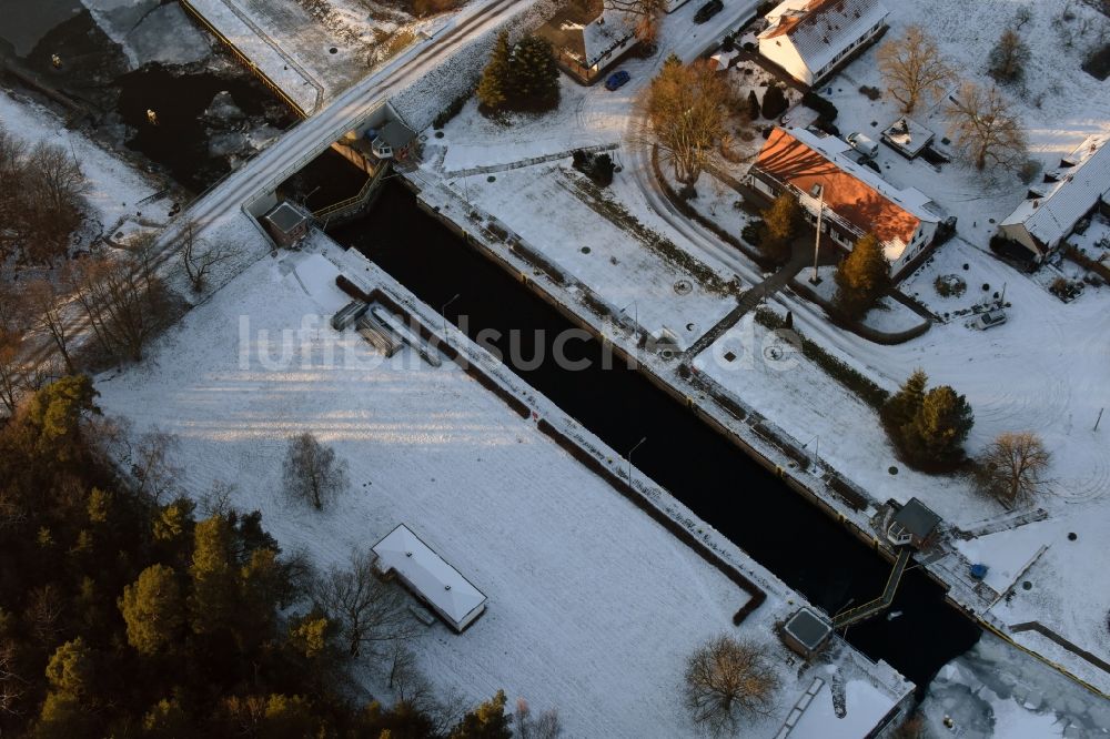 Luftaufnahme Schönwalde-Glien - Schleusenanlagen am Ufer der Wasserstraße des winterlich mit Schnee und Eis bedeckten Havelkanal in Schönwalde-Glien im Bundesland Brandenburg