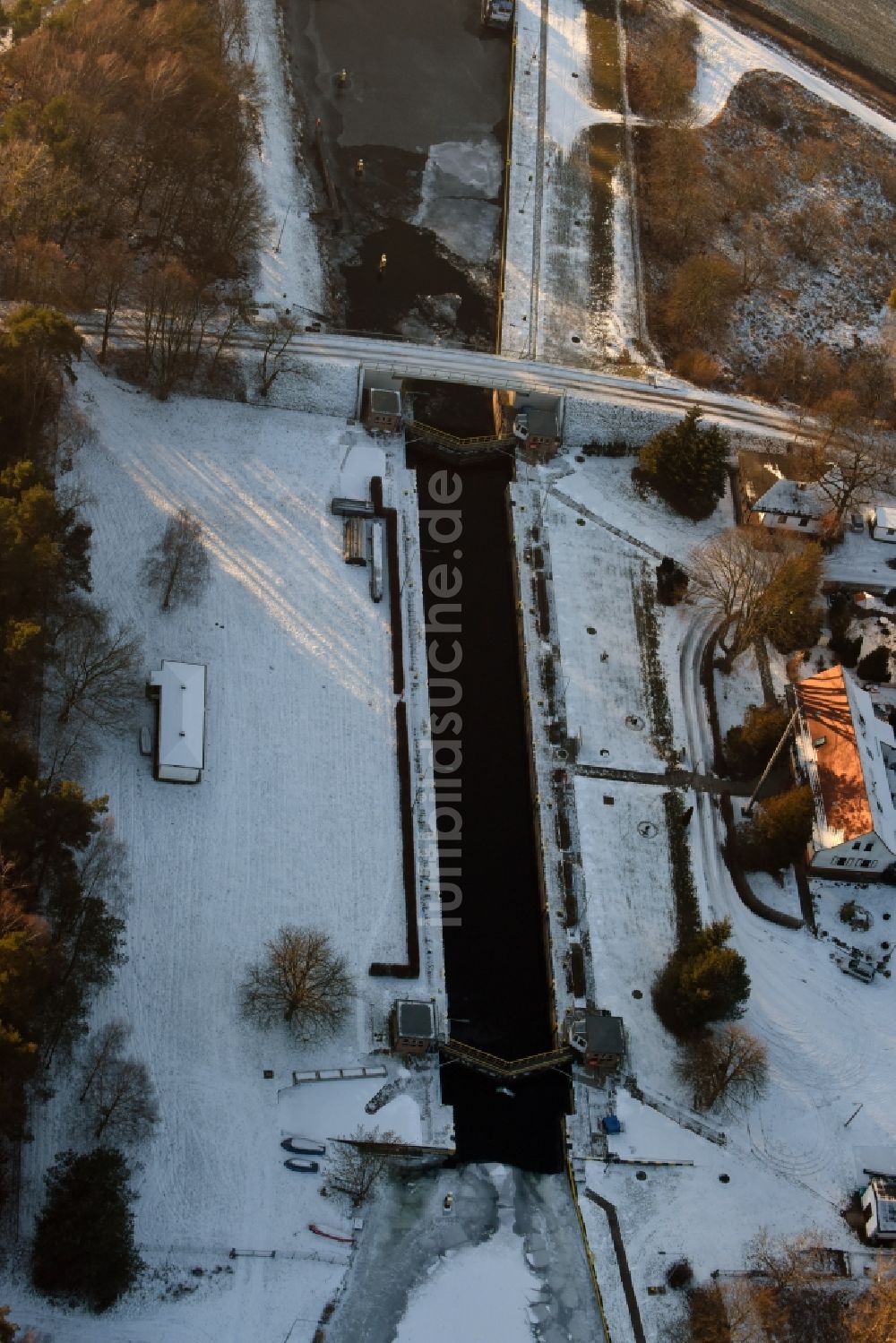 Schönwalde-Glien von oben - Schleusenanlagen am Ufer der Wasserstraße des winterlich mit Schnee und Eis bedeckten Havelkanal in Schönwalde-Glien im Bundesland Brandenburg