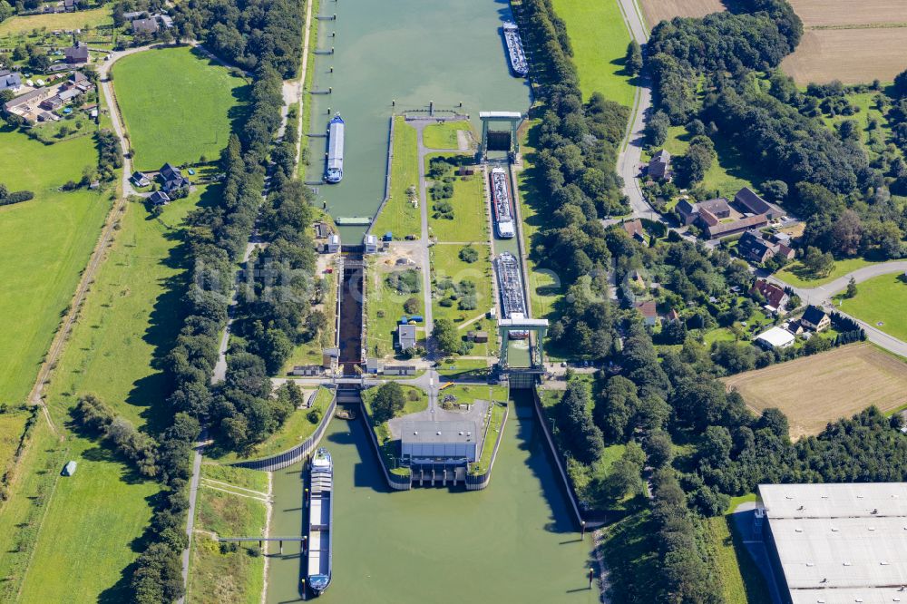 Emmelsum aus der Vogelperspektive: Schleusenanlagen am Ufer des Wesel-Datteln-Kanal in Wesel im Bundesland Nordrhein-Westfalen, Deutschland