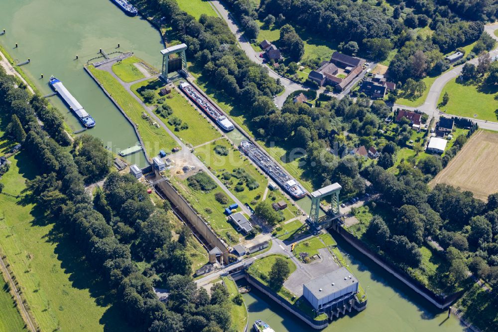 Emmelsum aus der Vogelperspektive: Schleusenanlagen am Ufer des Wesel-Datteln-Kanal in Wesel im Bundesland Nordrhein-Westfalen, Deutschland