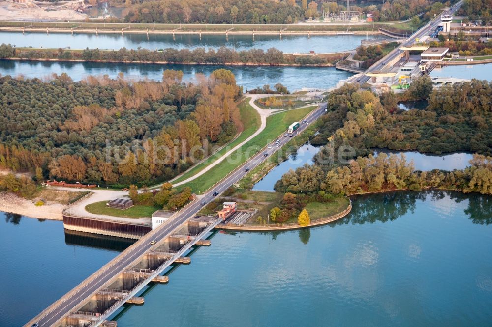 Luftbild Iffezheim - Schleusenanlagen des Wasser und Schifffahrtsamt Freiburg und der EnBW Energie Baden-Württemberg AG, Rheinkraftwerk Iffezheim am Ufer der Wasserstraße Rhein in Iffezheim im Bundesland Baden-Württemberg, Deutschland