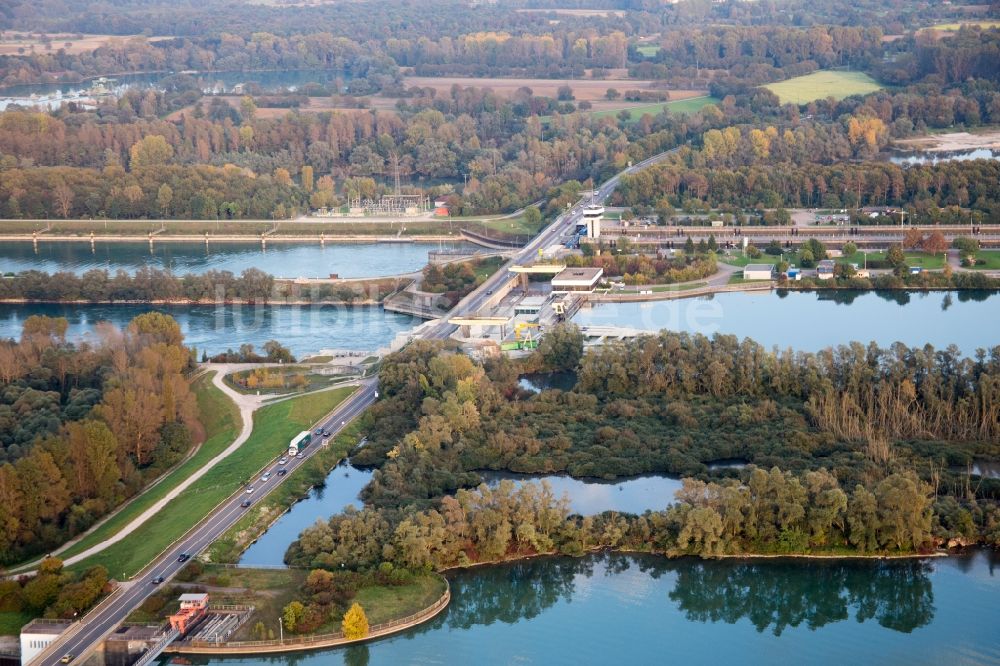 Luftaufnahme Iffezheim - Schleusenanlagen des Wasser und Schifffahrtsamt Freiburg und der EnBW Energie Baden-Württemberg AG, Rheinkraftwerk Iffezheim am Ufer der Wasserstraße Rhein in Iffezheim im Bundesland Baden-Württemberg, Deutschland