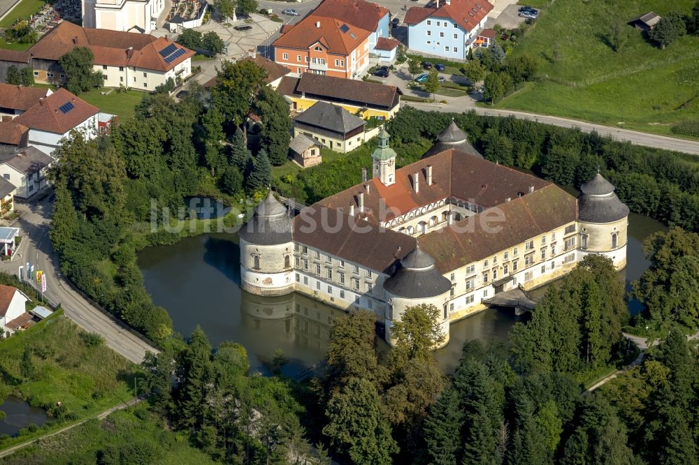 Luftaufnahme Aistersheim - Schloss Aistersheim im Bundesland Oberösterreich in Österreich