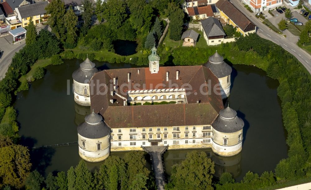 Aistersheim aus der Vogelperspektive: Schloss Aistersheim im Bundesland Oberösterreich in Österreich