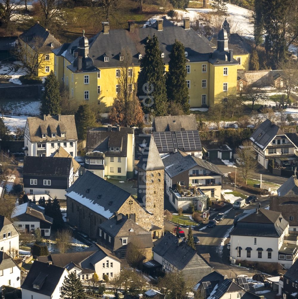 Olsberg aus der Vogelperspektive: Schloß Antfeld mit Dorfkirche in Olsberg im Bundesland Nordrhein-Westfalen