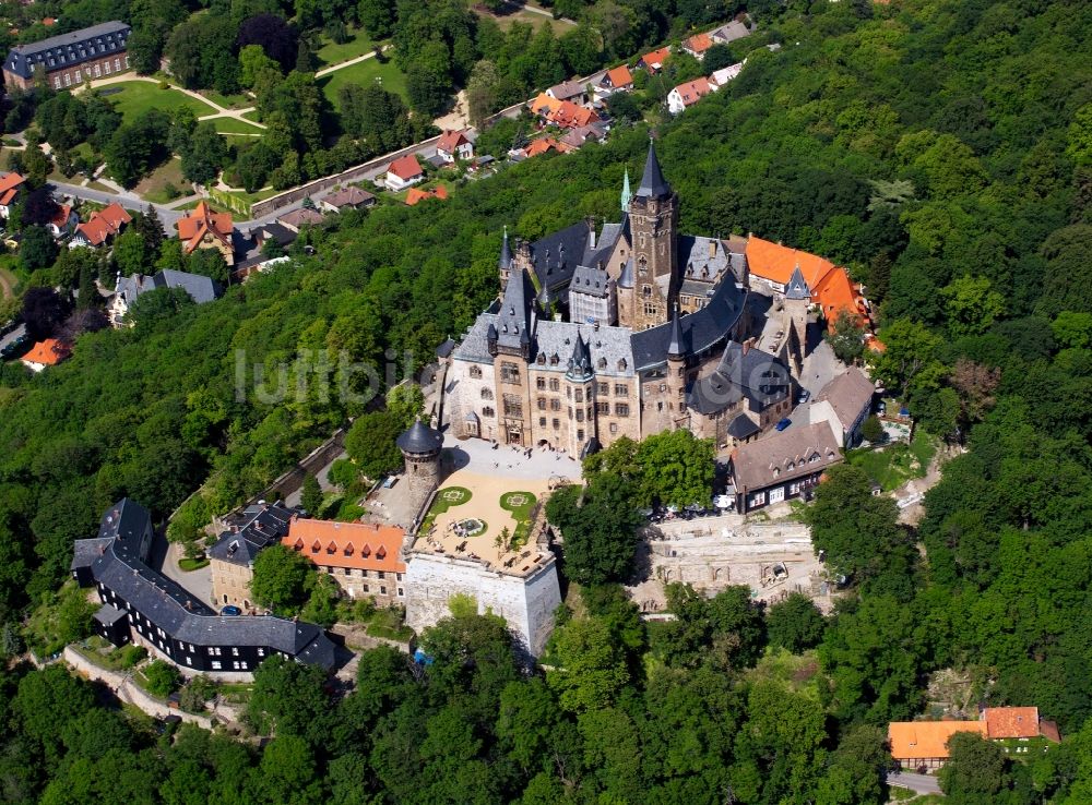 Luftaufnahme Wernigerode - Schloß artiges Anwesen der Burg Wernigerode in der gleichnamigen Stadt im Bundesland Sachsen-Anhalt