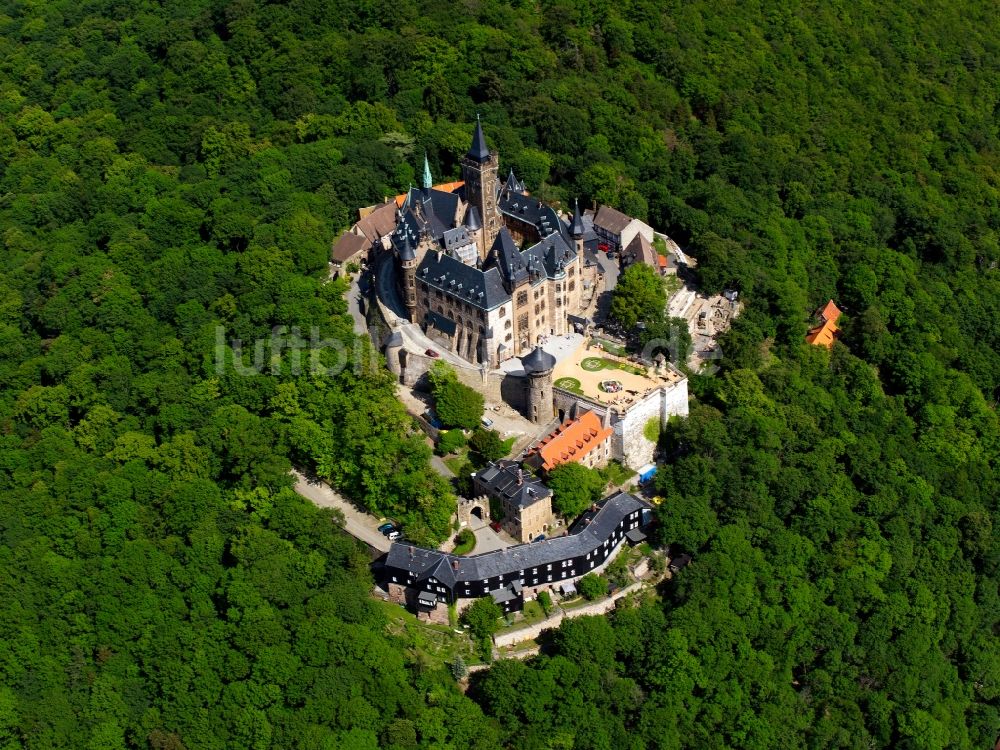 Wernigerode von oben - Schloß artiges Anwesen der Burg Wernigerode in der gleichnamigen Stadt im Bundesland Sachsen-Anhalt