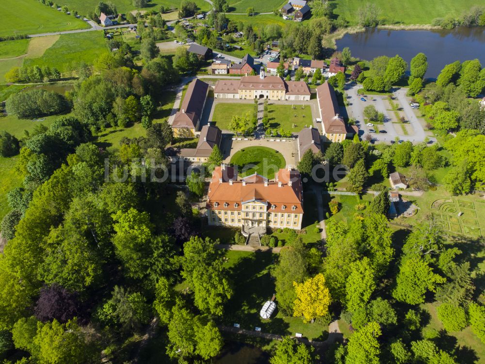 Rammenau von oben - Schloß Barockschloss Rammenau in Rammenau im Bundesland Sachsen, Deutschland