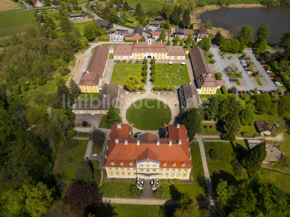 Rammenau von oben - Schloß Barockschloss Rammenau in Rammenau im Bundesland Sachsen, Deutschland