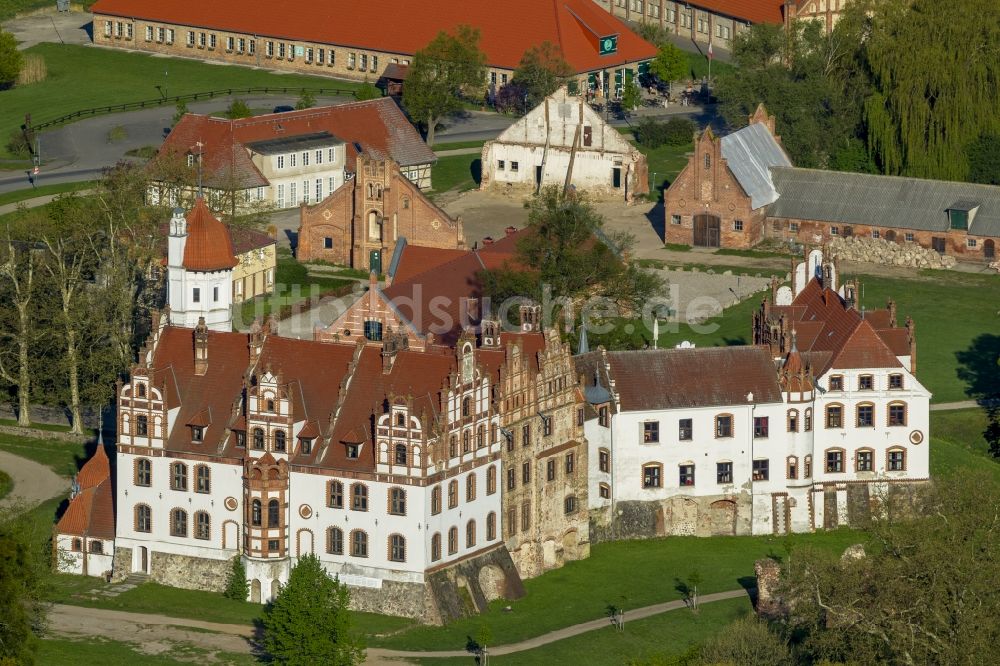 Luftbild Basedow - Schloss Basedow Basedow im Bundesland Mecklenburg-Vorpommern