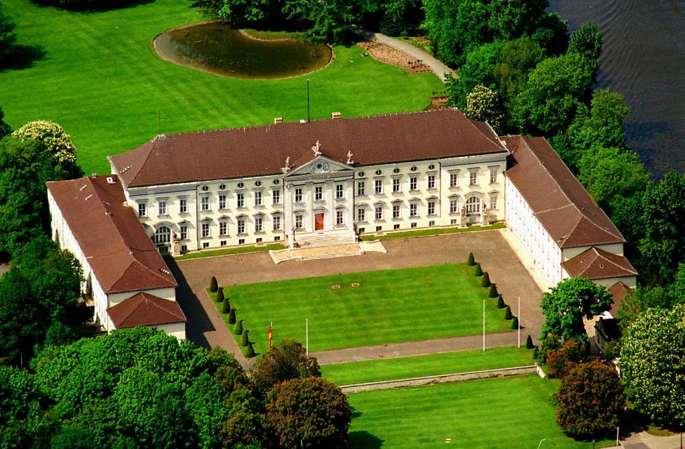 Berlin - Tiergarten von oben - Schloß Bellevue im Berliner Tiergarten (Amtssitz des Bundespräsidenten).