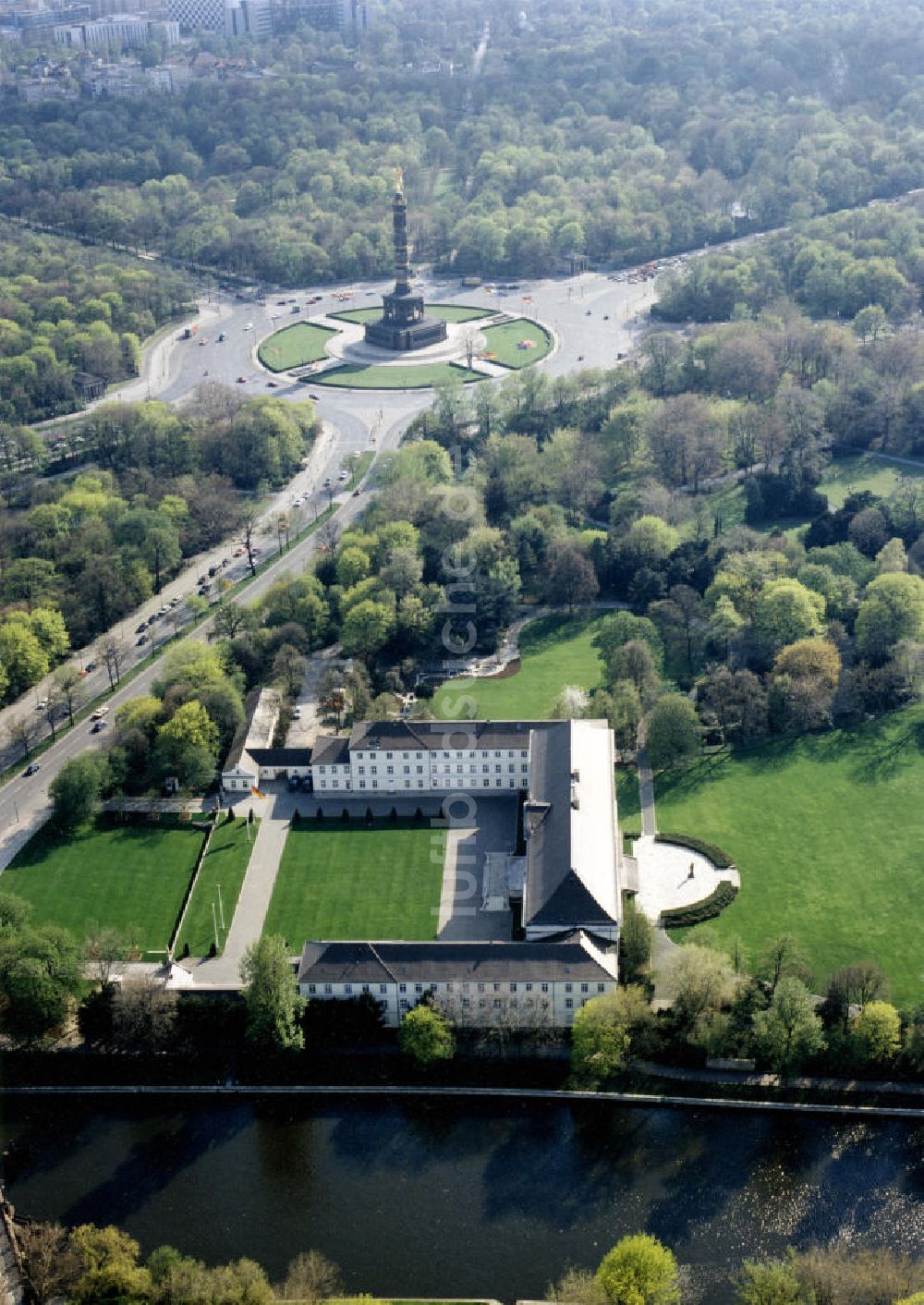 Luftbild Berlin - Schloss Bellevue und Siegessäule in Berlin-Tiergarten