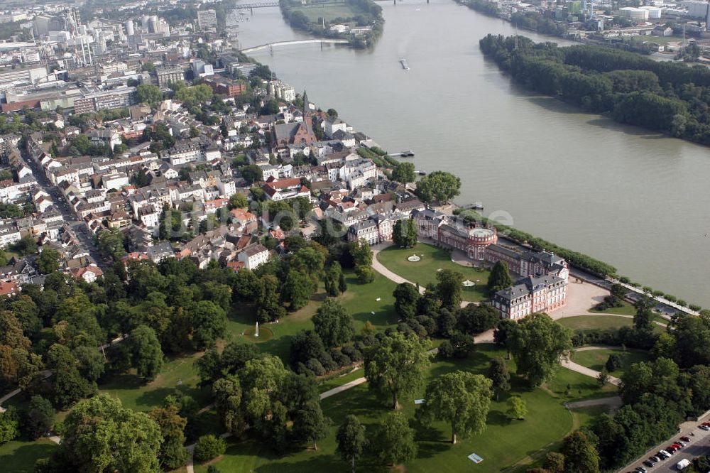 Wiesbaden von oben - Schloss Biebrich in Wiesbaden