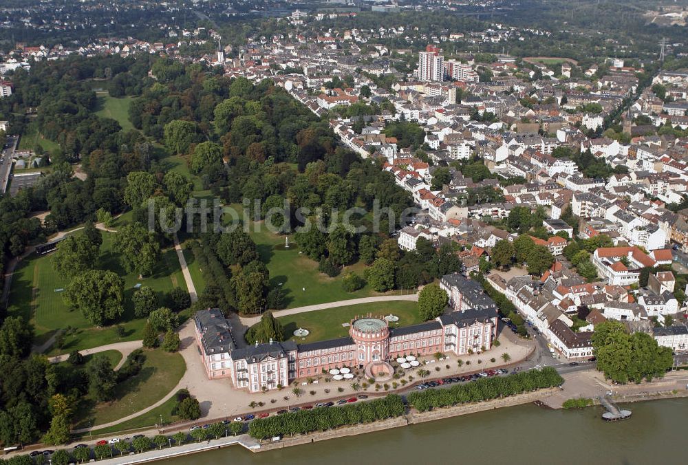 Wiesbaden von oben - Schloss Biebrich in Wiesbaden