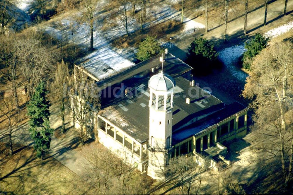 Luftaufnahme Berlin - Biesdorf - Schloß Biesdorf mit Parkanlagen an der B1 in Berlin - Marzahn / Biesdorf.