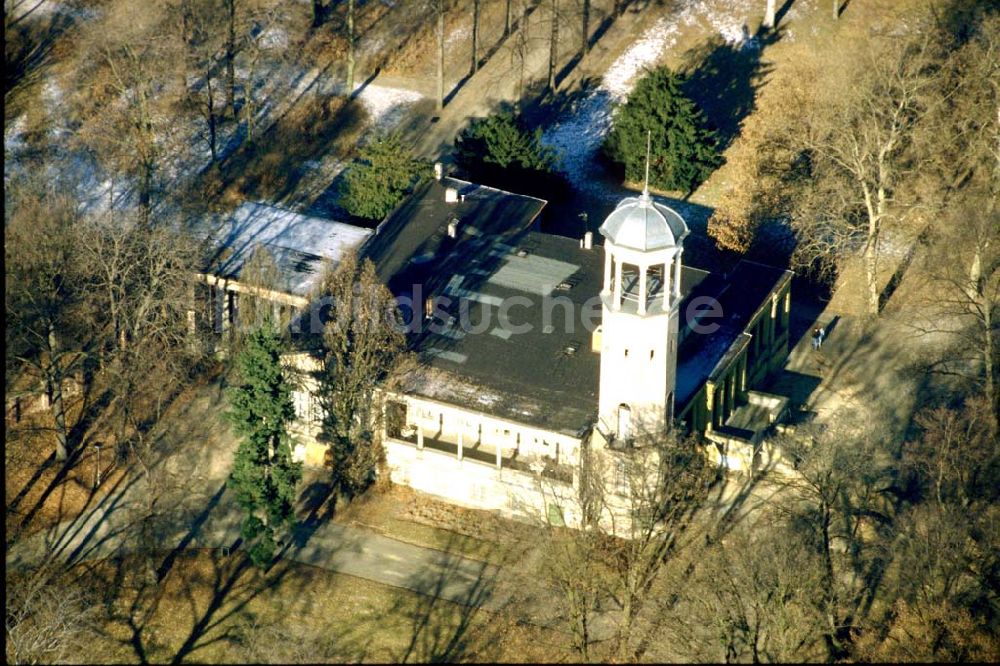 Berlin - Biesdorf von oben - Schloß Biesdorf mit Parkanlagen an der B1 in Berlin - Marzahn / Biesdorf.