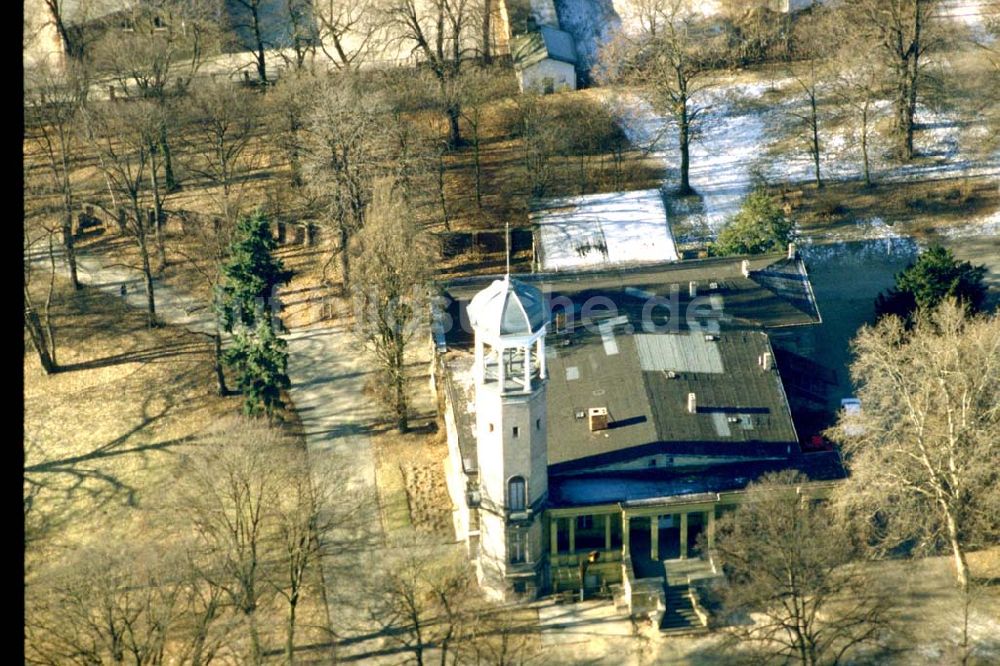 Luftaufnahme Berlin - Biesdorf - Schloß Biesdorf mit Parkanlagen an der B1 in Berlin - Marzahn / Biesdorf.