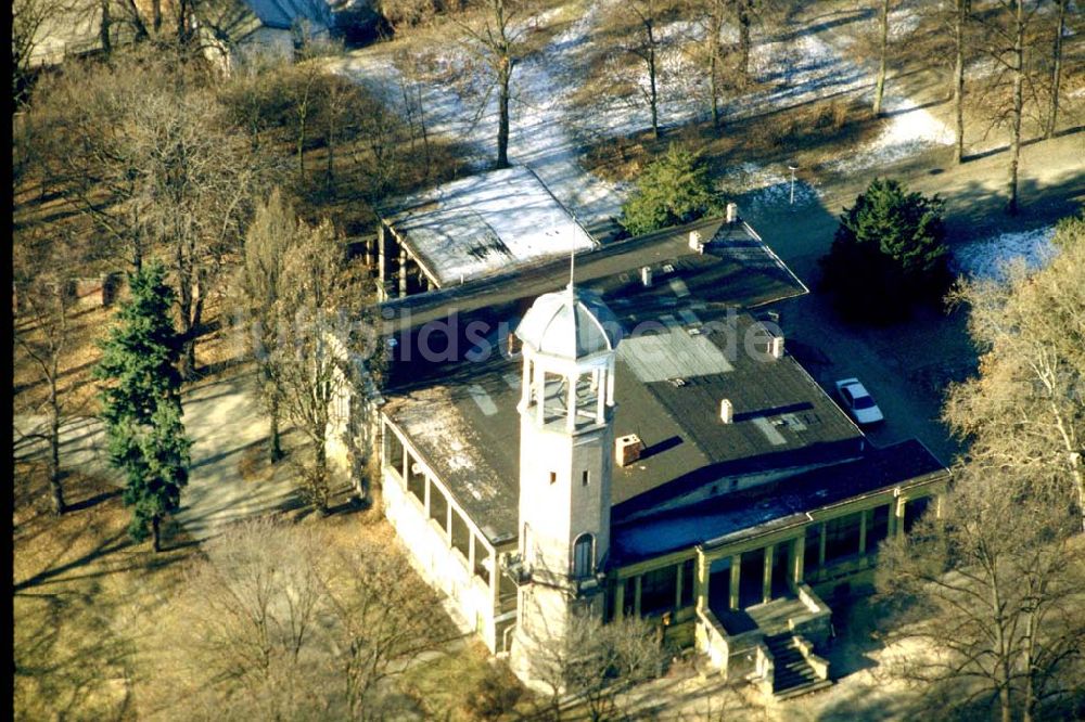 Berlin - Biesdorf von oben - Schloß Biesdorf mit Parkanlagen an der B1 in Berlin - Marzahn / Biesdorf.