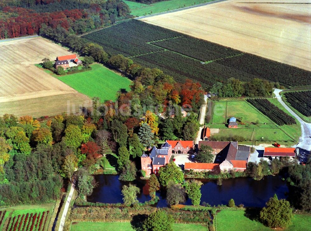 Neukirchen-Vluyn aus der Vogelperspektive: Schloss Bloemersheim in Neukirchen-Vluyn im Bundesland Nordrhein-Westfalen