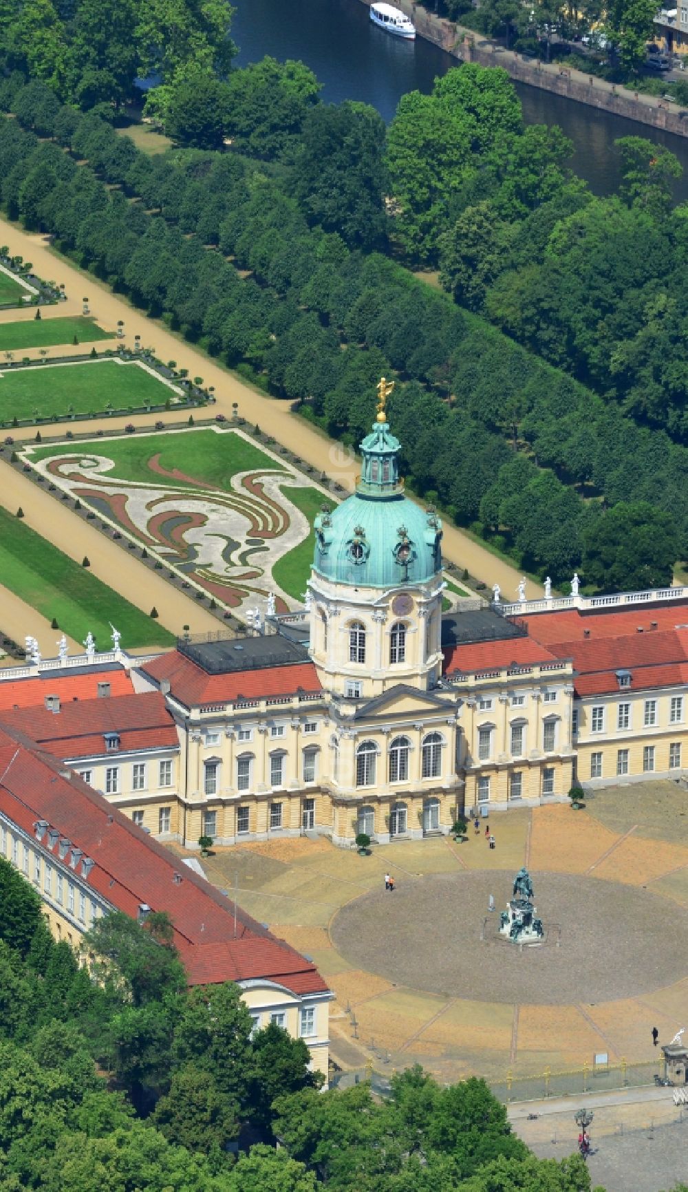 Berlin von oben - Schloß Charlottenburg in Berlin