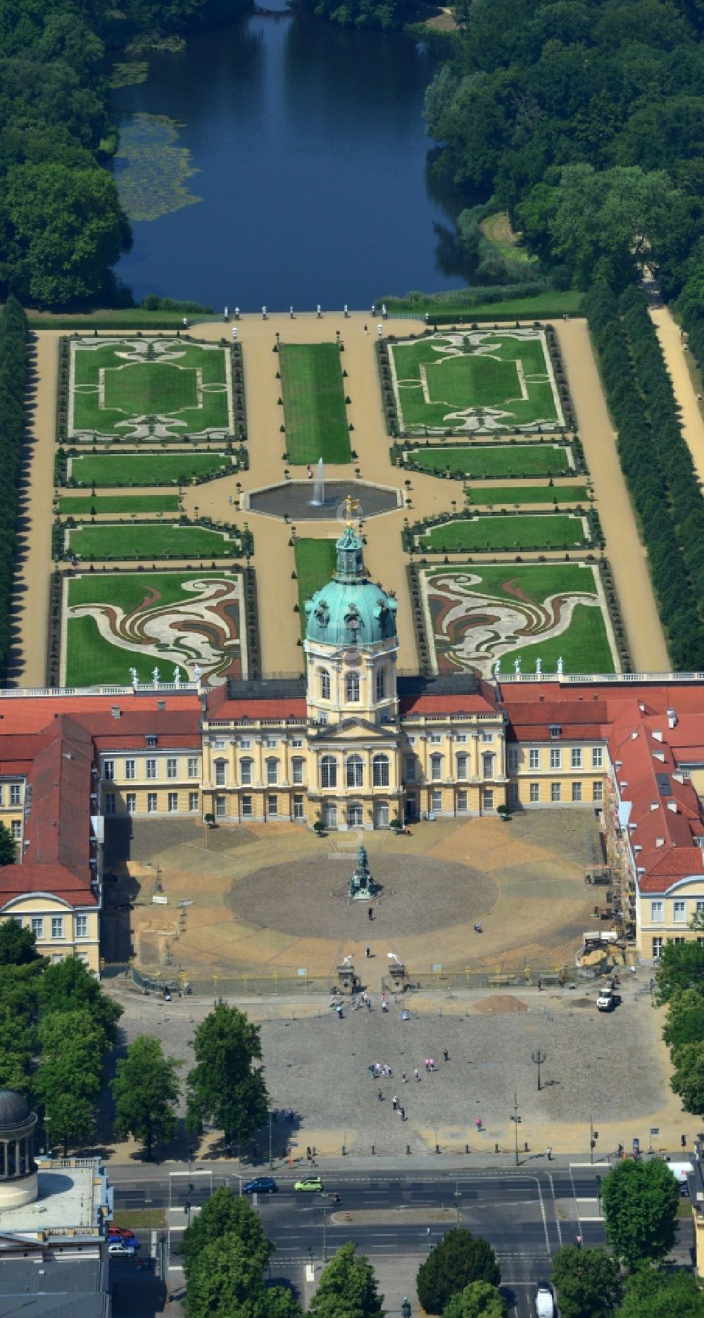 Luftaufnahme Berlin - Schloß Charlottenburg in Berlin