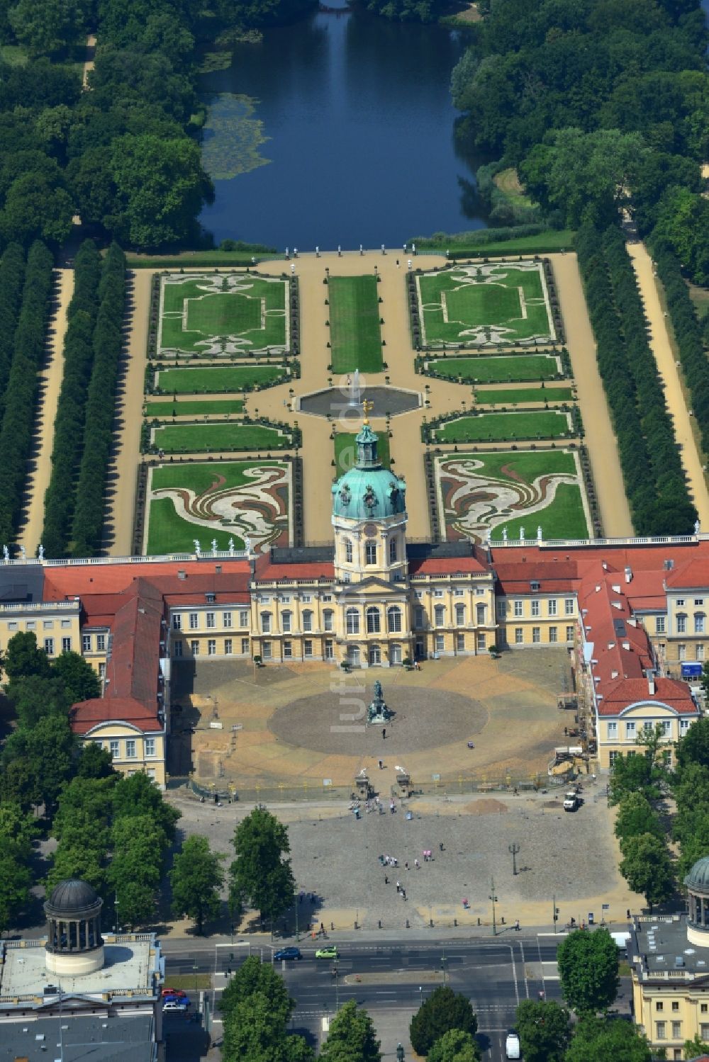 Berlin von oben - Schloß Charlottenburg in Berlin