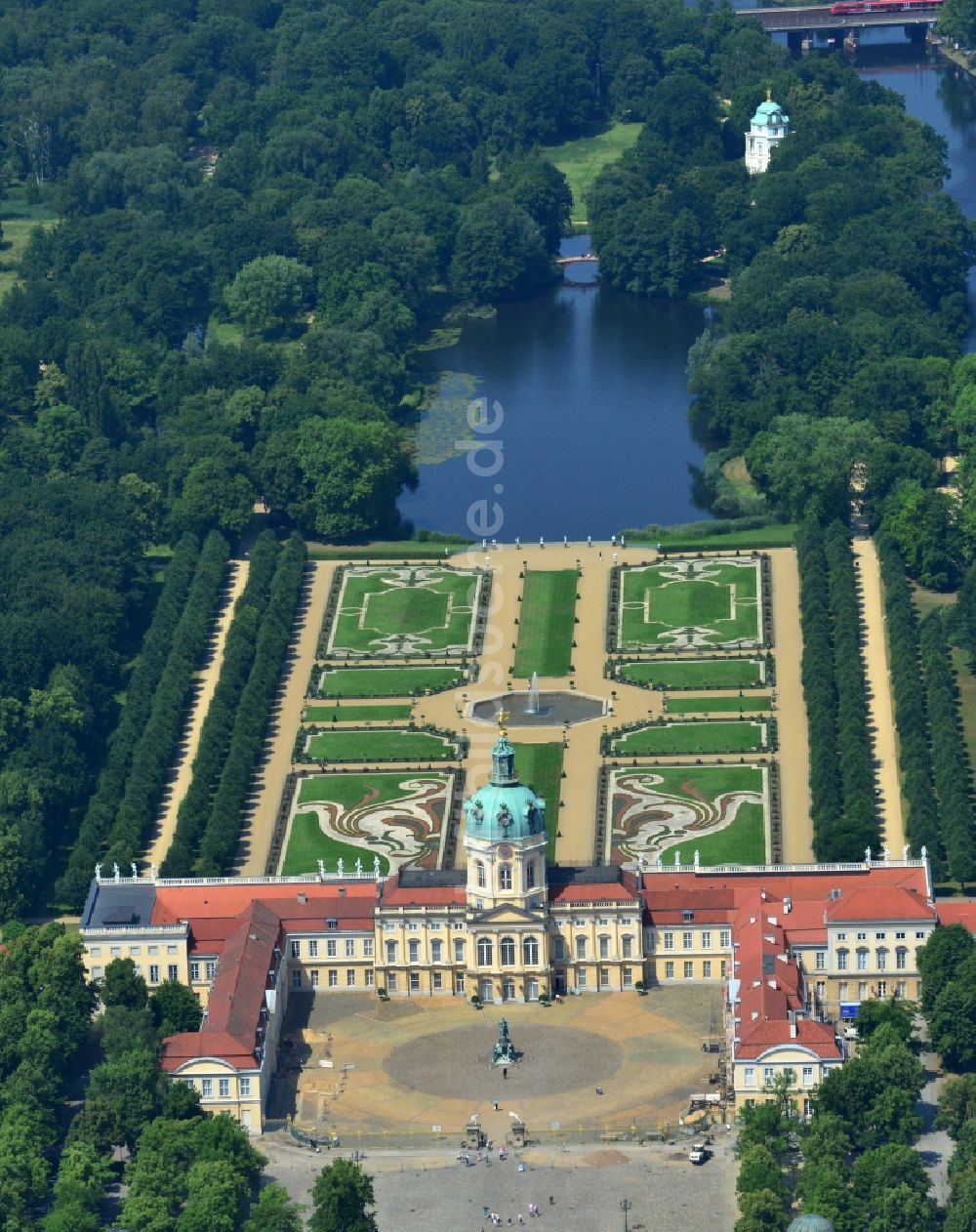 Luftbild Berlin - Schloß Charlottenburg in Berlin